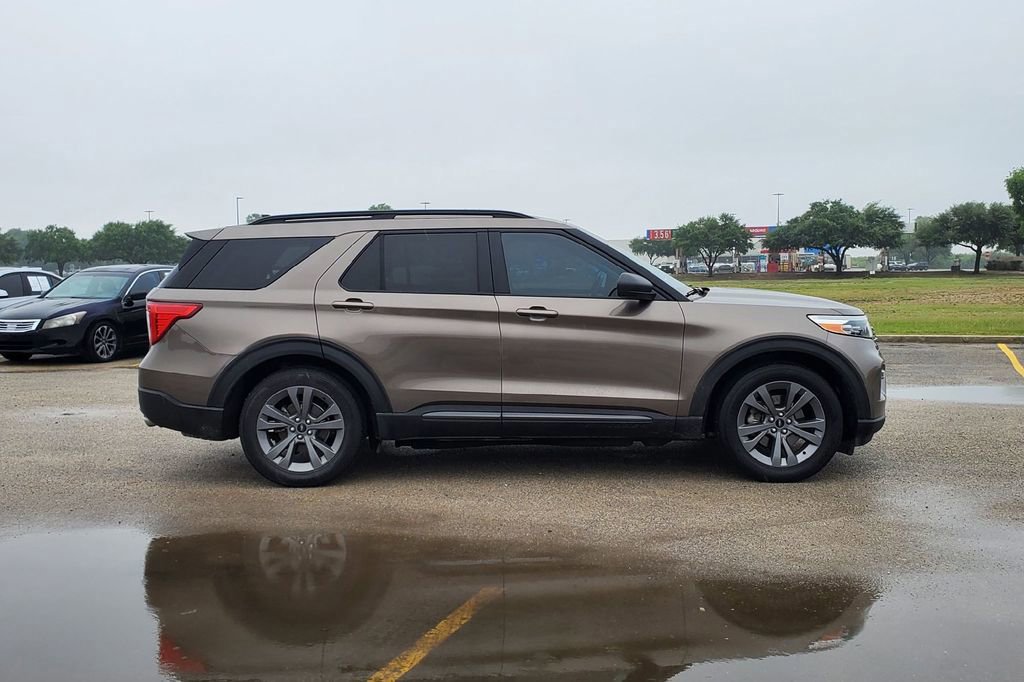 Certified 2021 Ford Explorer XLT w/ Equipment Group 202A RWD image 4