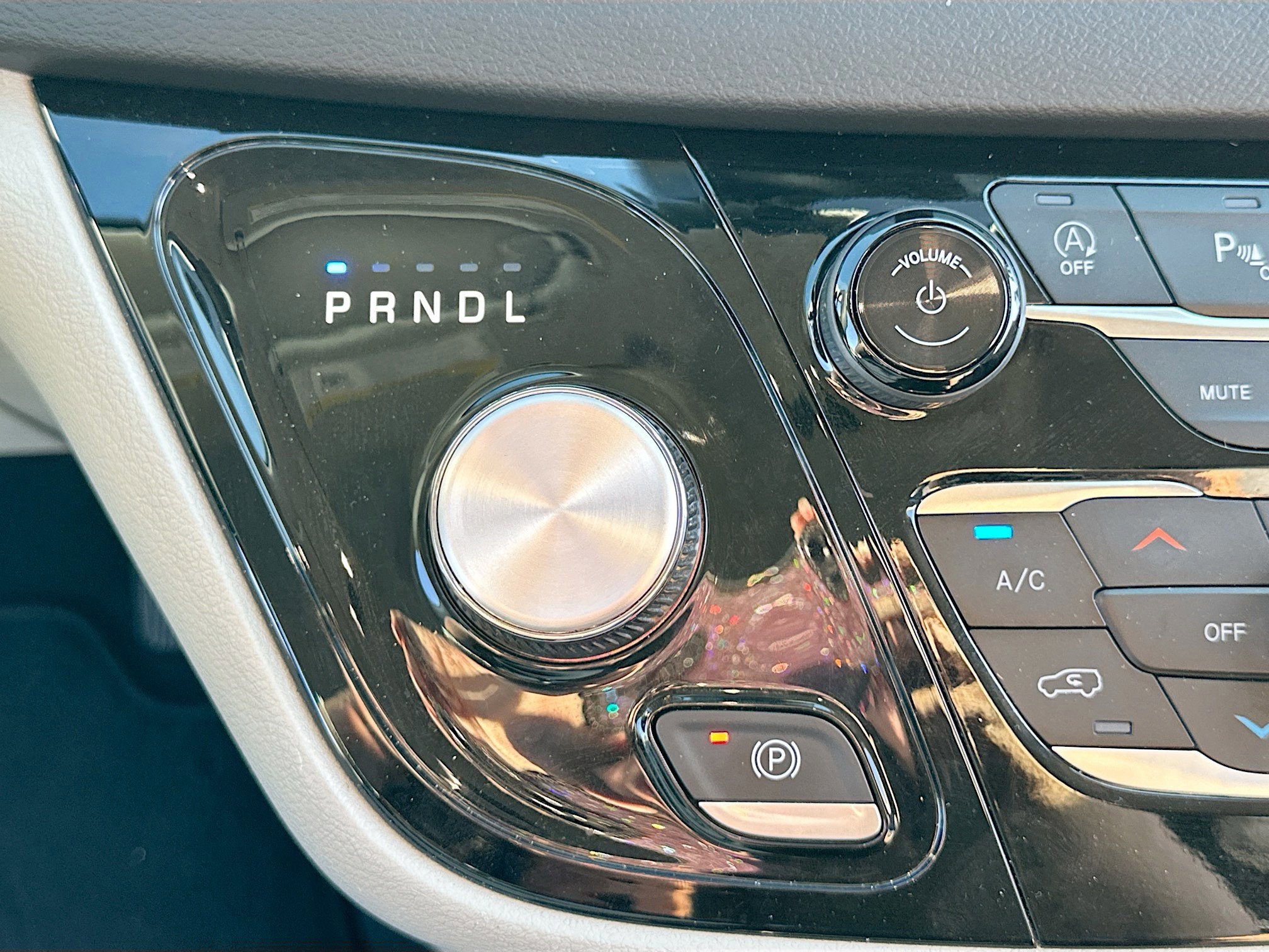 Used 2024 Chrysler Pacifica Touring-L image 16