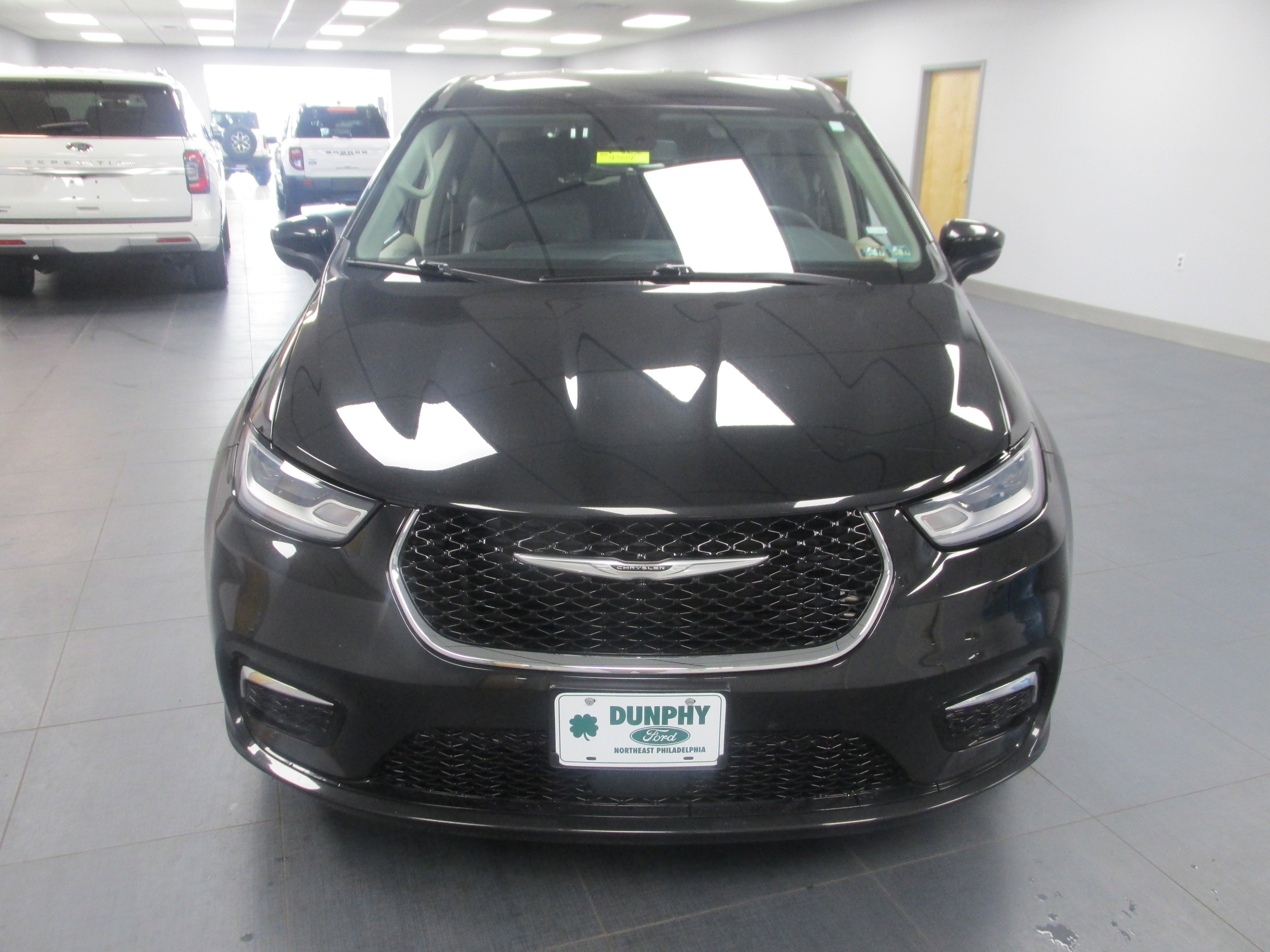 Used 2023 Chrysler Pacifica Touring-L FWD image 2