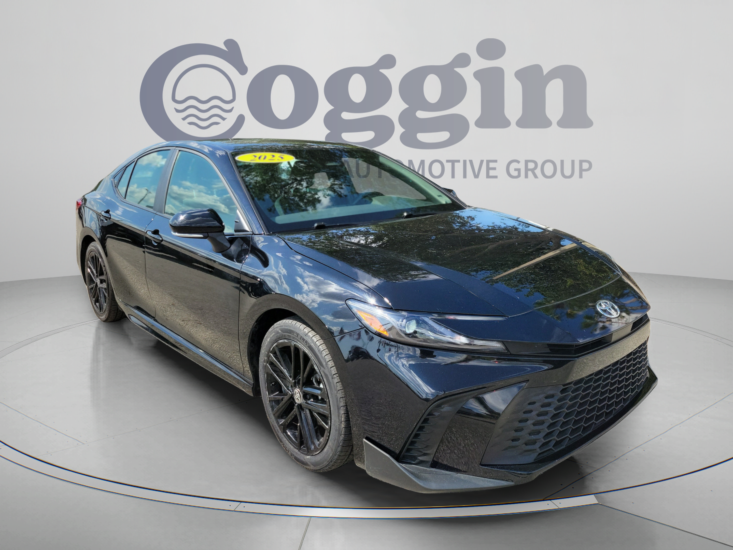 Used 2025 Toyota Camry SE FWD image 4