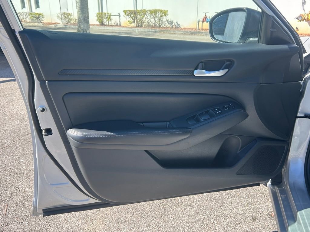 Used 2024 Nissan Altima 2.5 SV image 35