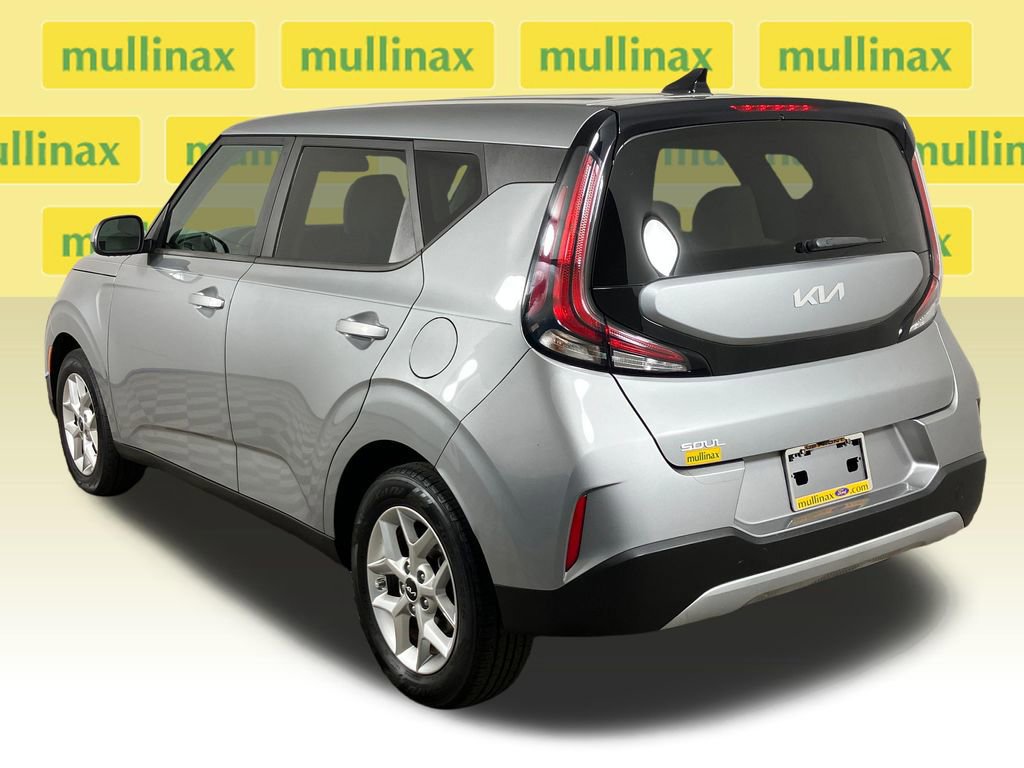Used 2023 Kia Soul LX w/ LX Technology Package image 3