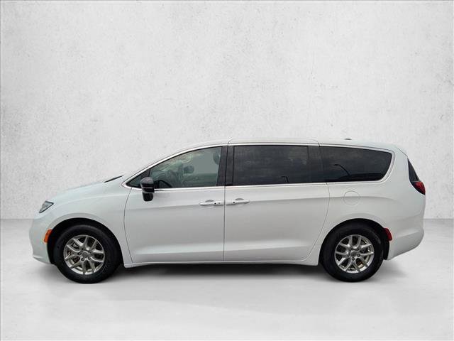 Used 2024 Chrysler Pacifica Touring-L FWD image 9