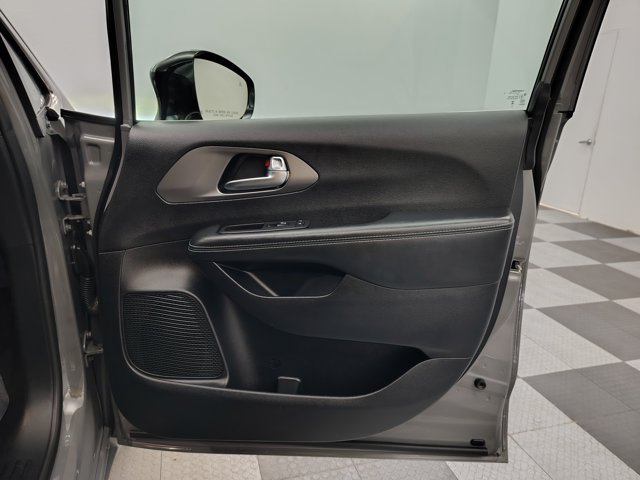 Used 2025 Chrysler Pacifica Select FWD image 25