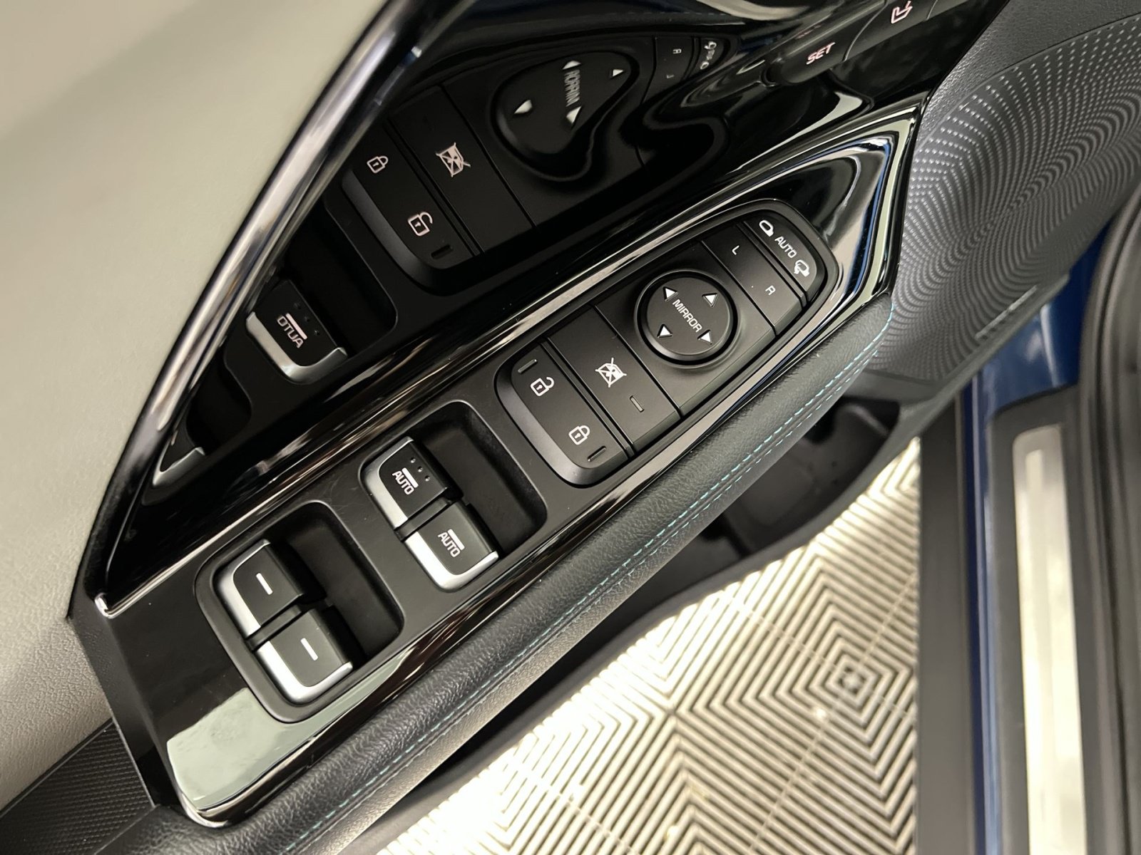 Used 2017 Kia Niro Touring FWD image 15