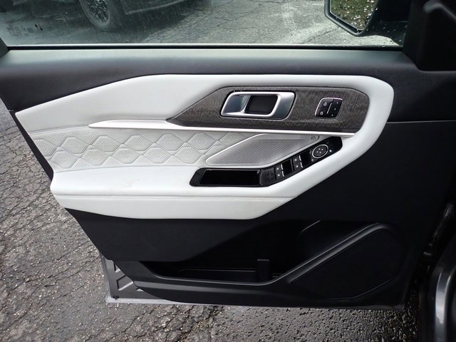 Certified 2025 Ford Explorer Platinum w/ LUX Leather Package image 22