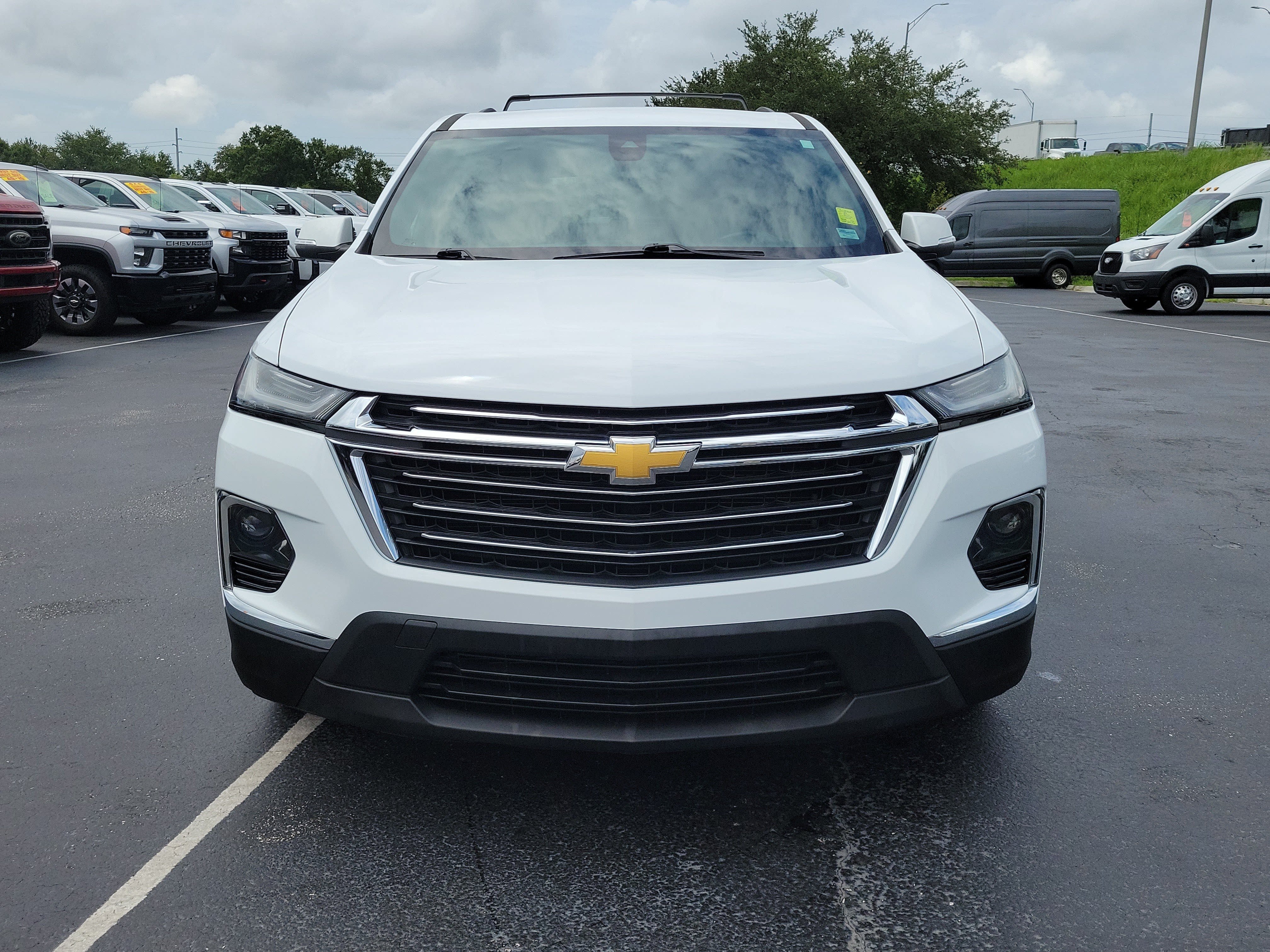 Used 2023 Chevrolet Traverse LT FWD image 2