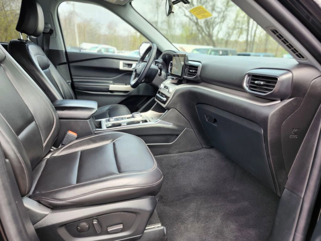 Certified 2022 Ford Explorer XLT w/ Equipment Group 202A image 11