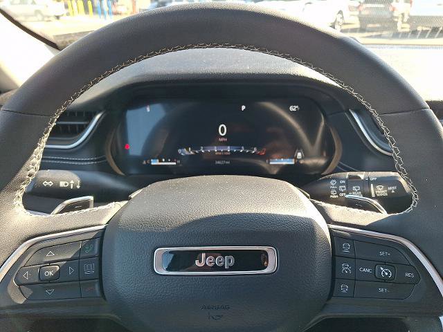 Used 2023 Jeep Grand Cherokee Laredo w/ Luxury Tech Group I AWD/4WD image 18