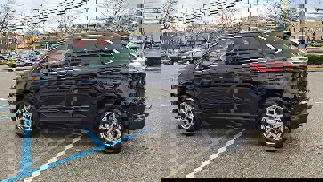 Certified 2023 Ford Edge SEL w/ Convenience Package image 3