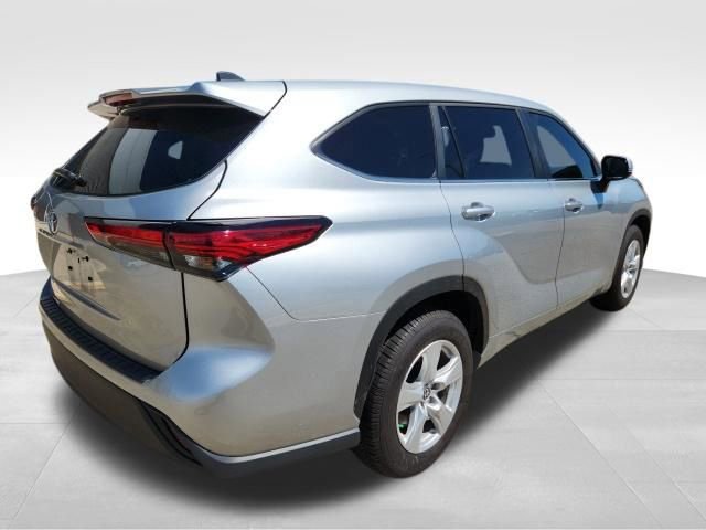 Used 2023 Toyota Highlander L image 5