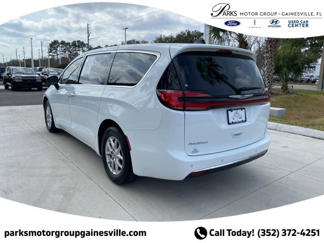 Used 2024 Chrysler Pacifica Touring-L image 6