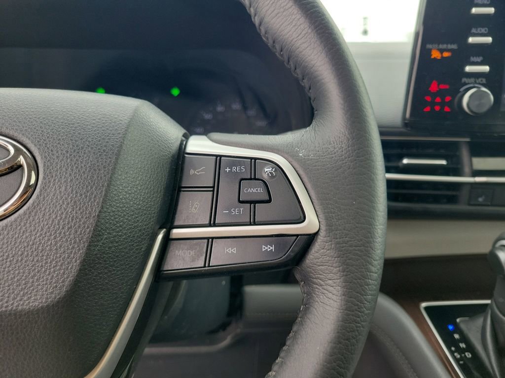 Used 2022 Toyota Sienna XLE image 25