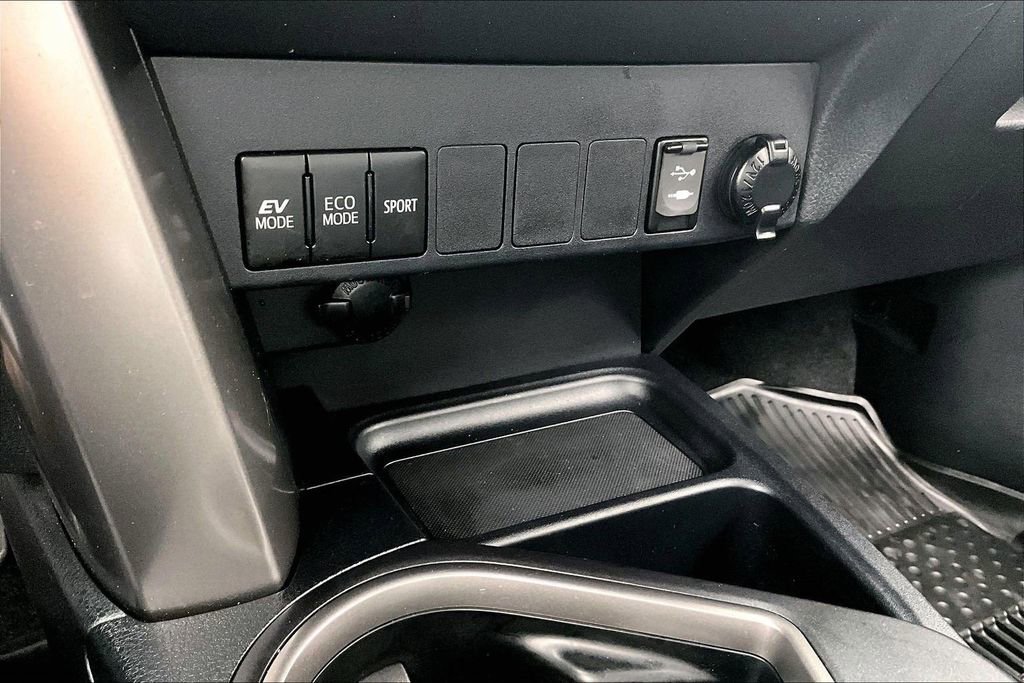 Used 2018 Toyota RAV4 LE image 32