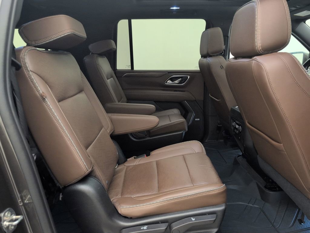 Used 2021 Chevrolet Suburban High Country w/ Premium Package AWD/4WD image 17