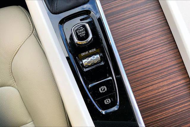 Used 2021 Volvo XC60 T5 Momentum w/ Premium Package image 32