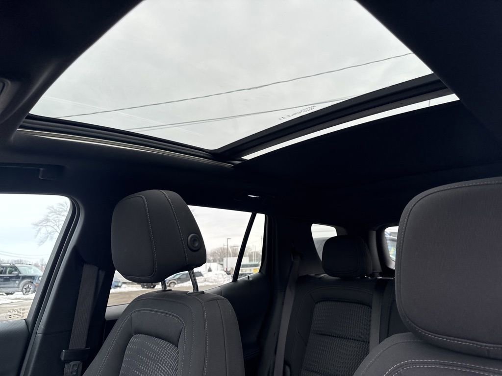 Used 2025 Chevrolet Equinox LT w/ Safety and Technology Package image 2