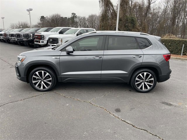 Used 2022 Volkswagen Taos SE image 2