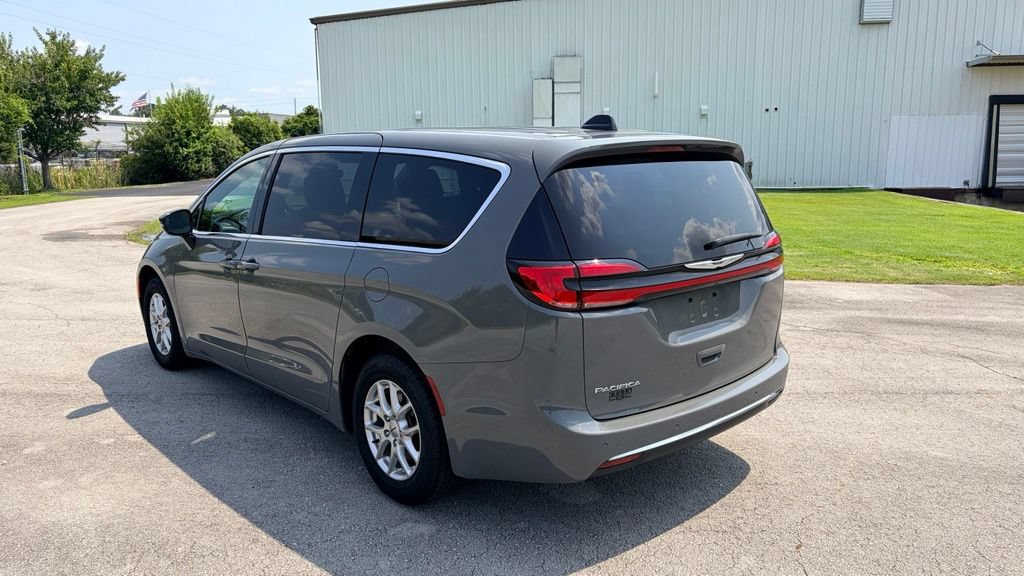 Used 2025 Chrysler Pacifica Select FWD image 4