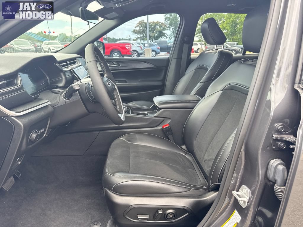 Used 2025 Jeep Grand Cherokee Altitude RWD image 22