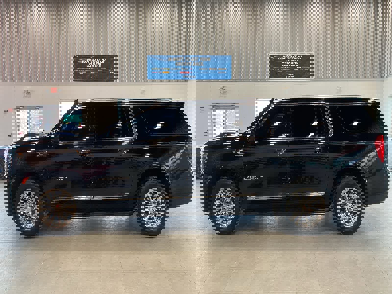 Used 2021 GMC Yukon XL SLT image 2