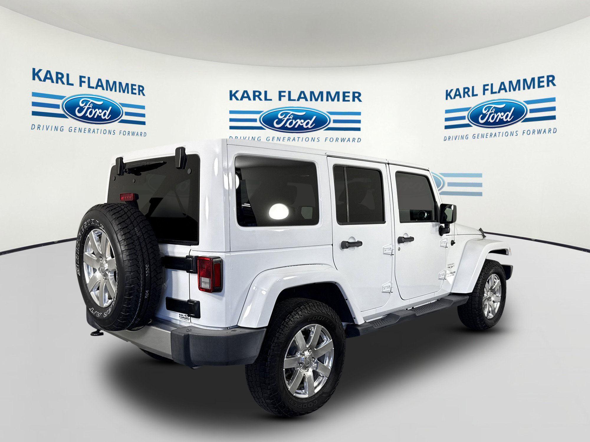 Used 2017 Jeep Wrangler Unlimited Sahara w/ Connectivity Group AWD/4WD image 3