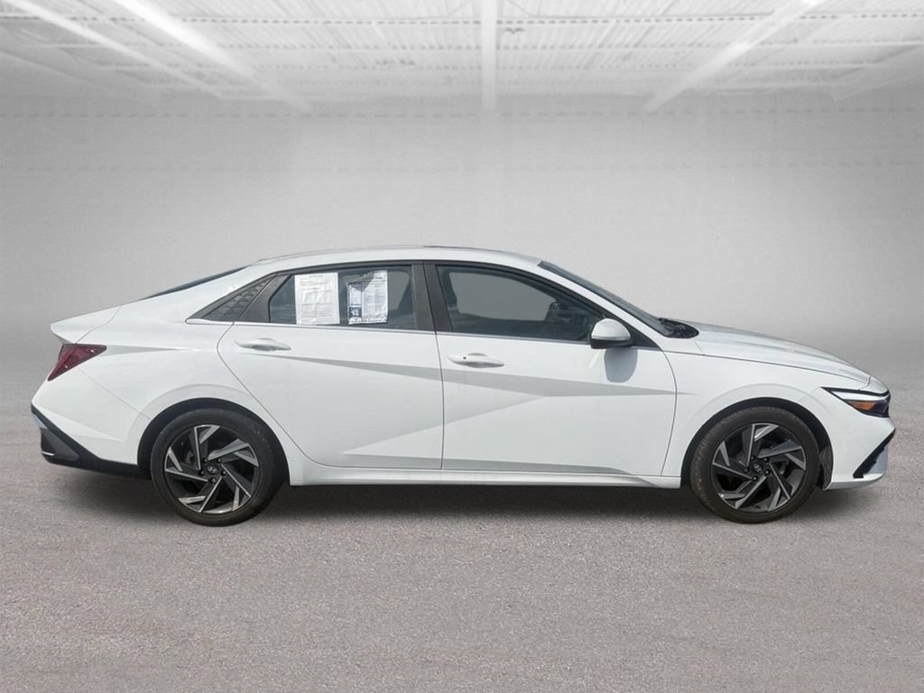 Used 2024 Hyundai Elantra SEL w/ Convenience Package FWD image 3