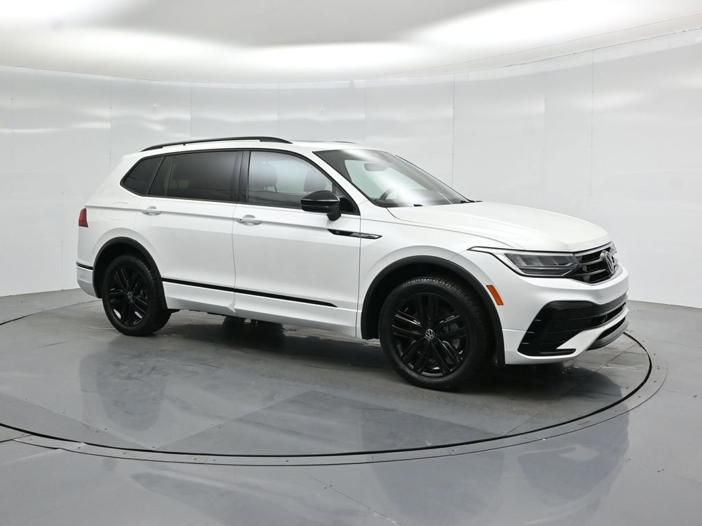 Used 2022 Volkswagen Tiguan SE R-Line image 3