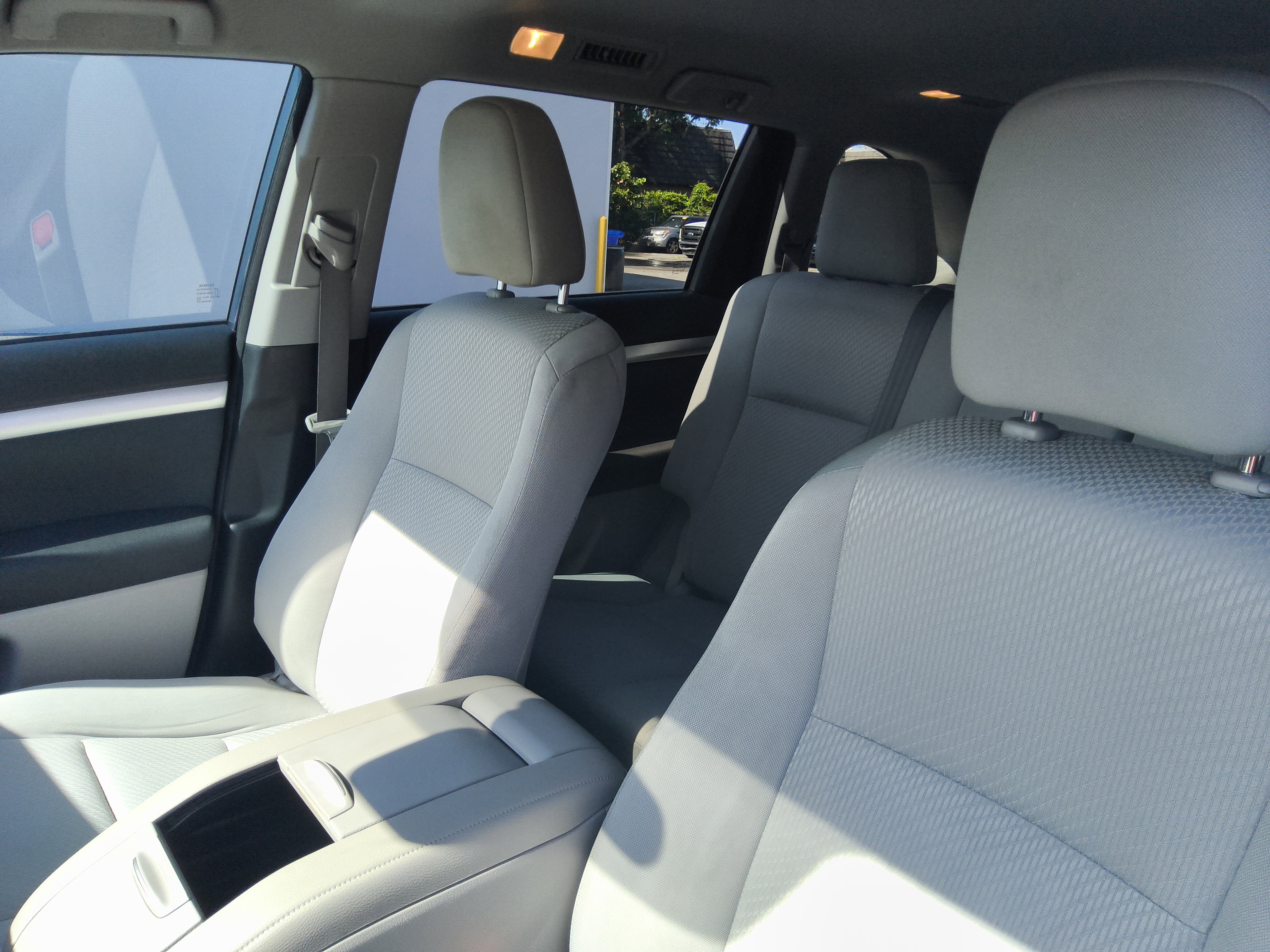 Used 2018 Toyota Highlander LE FWD image 18