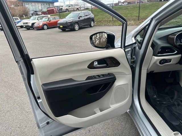 Used 2023 Chrysler Pacifica Limited image 34