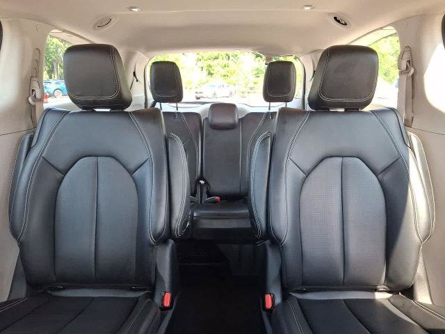 Used 2023 Chrysler Pacifica Touring-L FWD image 13