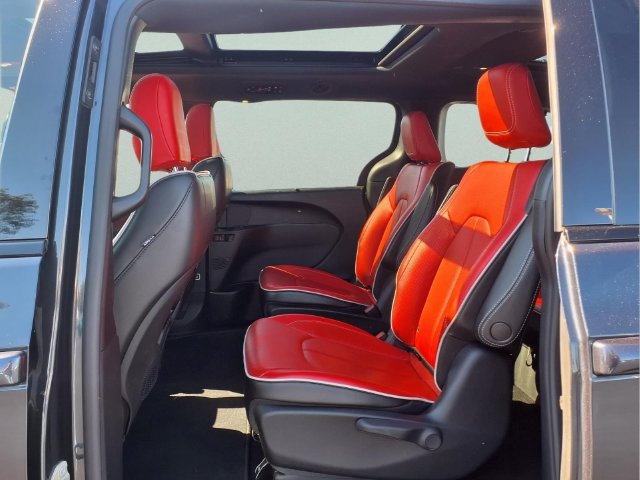 Used 2021 Chrysler Pacifica Limited w/ S Appearance Package FWD image 14
