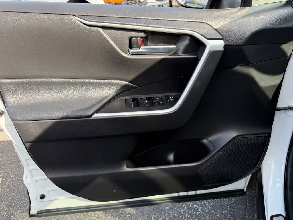 Used 2022 Toyota RAV4 XLE Premium image 14
