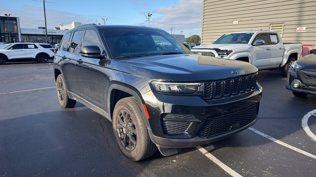 Used 2024 Jeep Grand Cherokee Altitude AWD/4WD image 4
