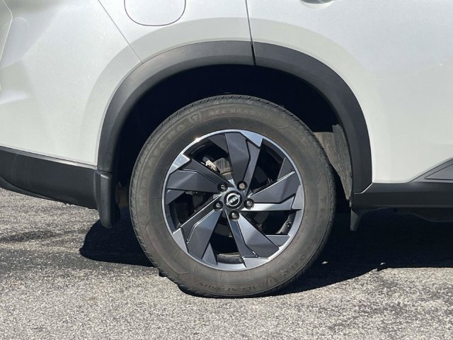 Used 2024 Nissan Rogue SV w/ SV Premium Package FWD image 11