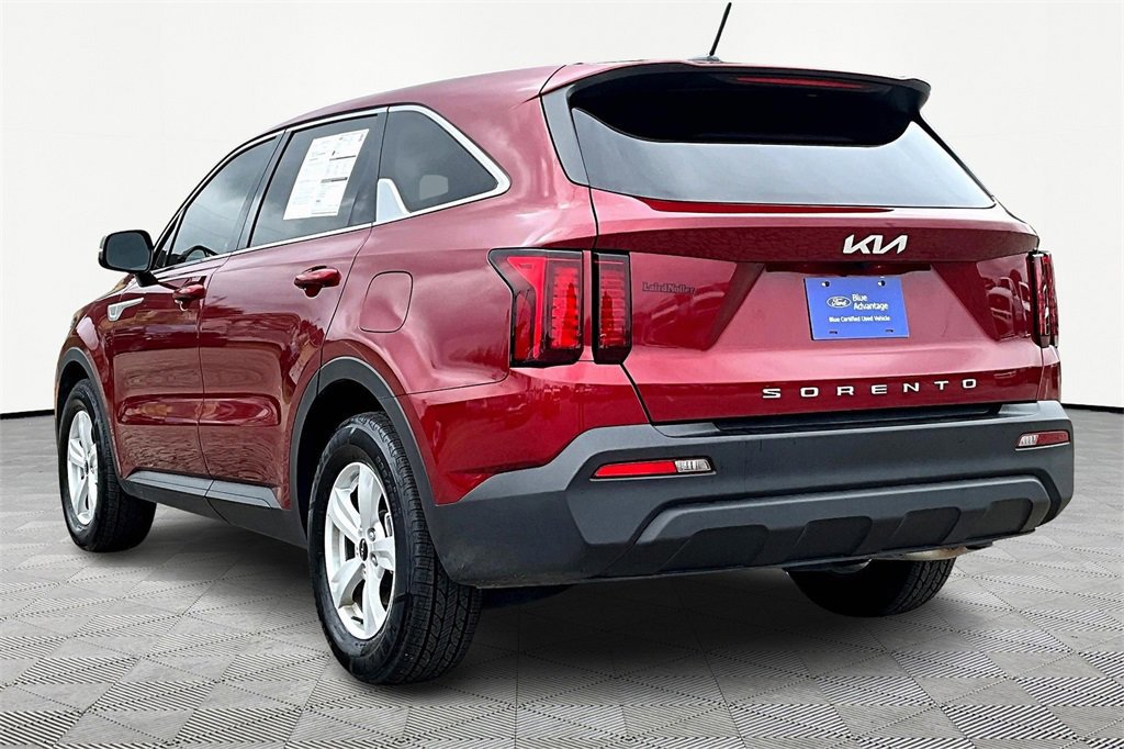 Used 2022 Kia Sorento LX image 2