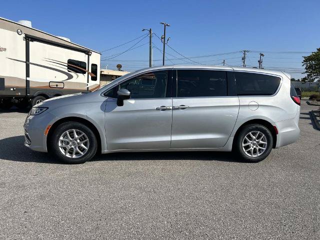 Used 2023 Chrysler Pacifica Touring-L FWD image 7