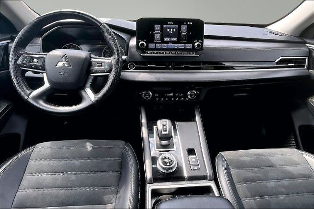 Used 2024 Mitsubishi Outlander AWD image 16