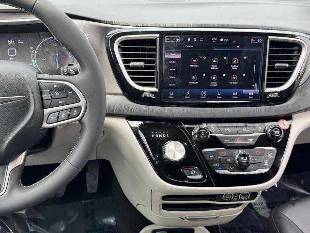 Used 2024 Chrysler Pacifica Touring-L FWD image 12