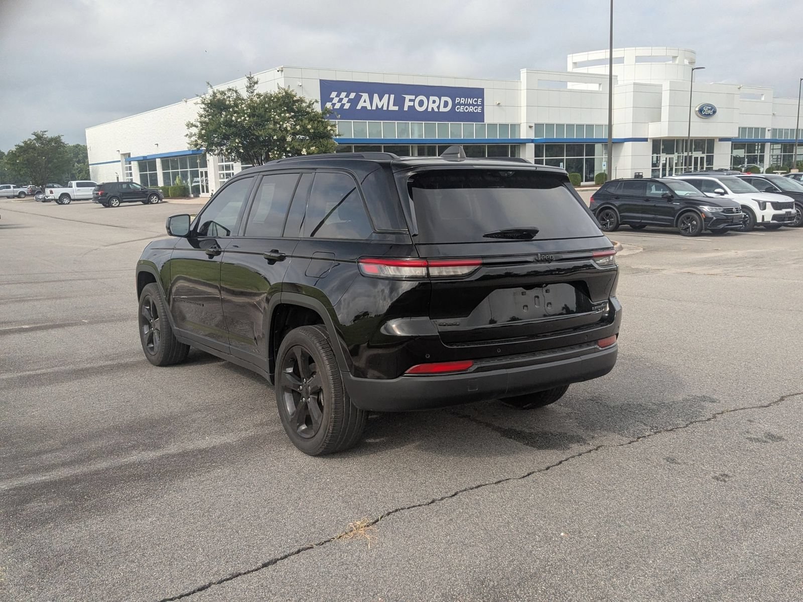 Used 2023 Jeep Grand Cherokee Limited w/ Luxury Tech Group II AWD/4WD image 5