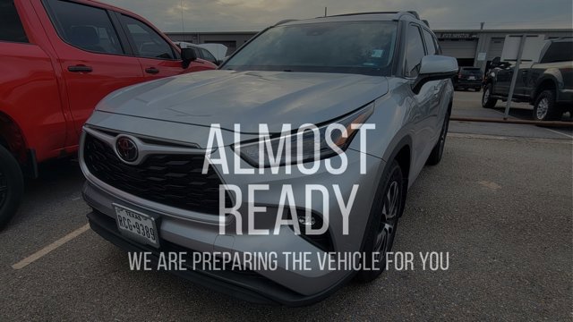 Used 2022 Toyota Highlander XLE image 2