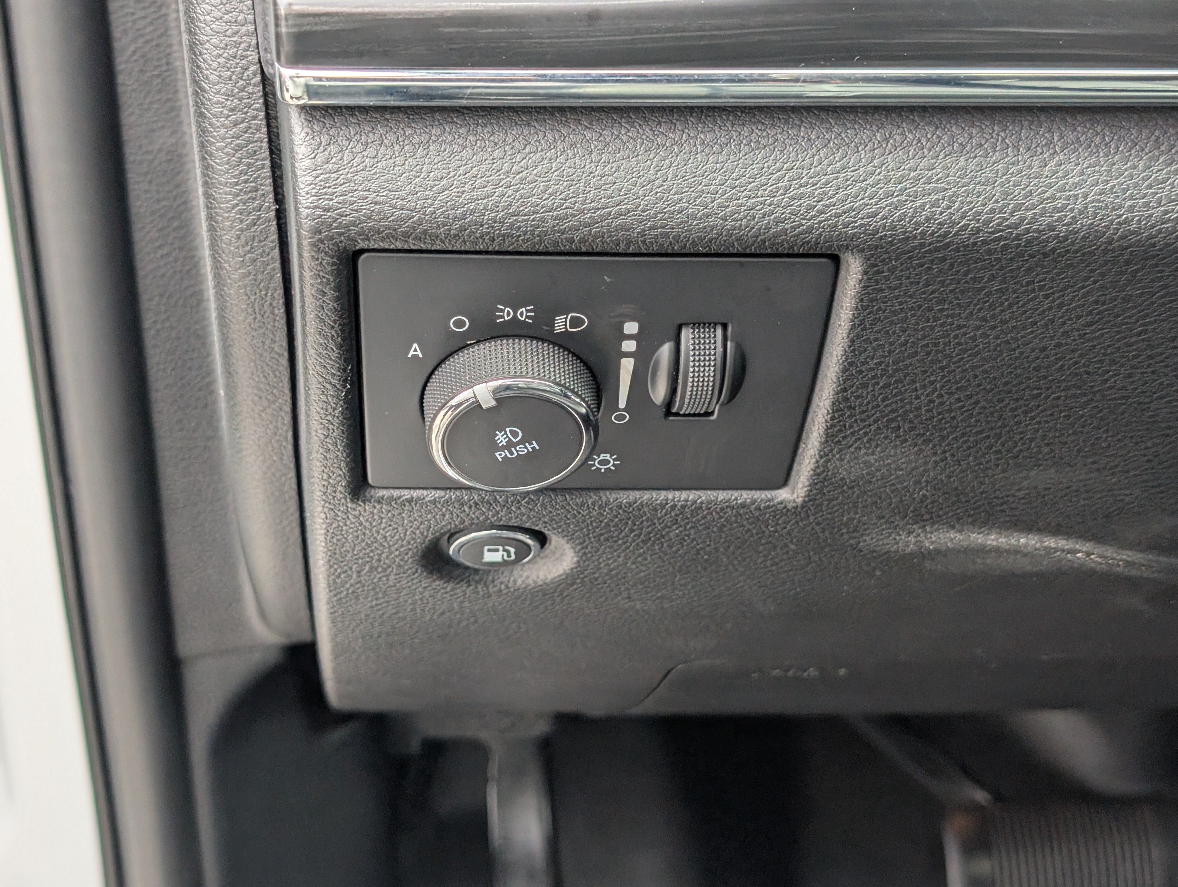 Used 2020 Jeep Grand Cherokee Limited AWD/4WD image 24