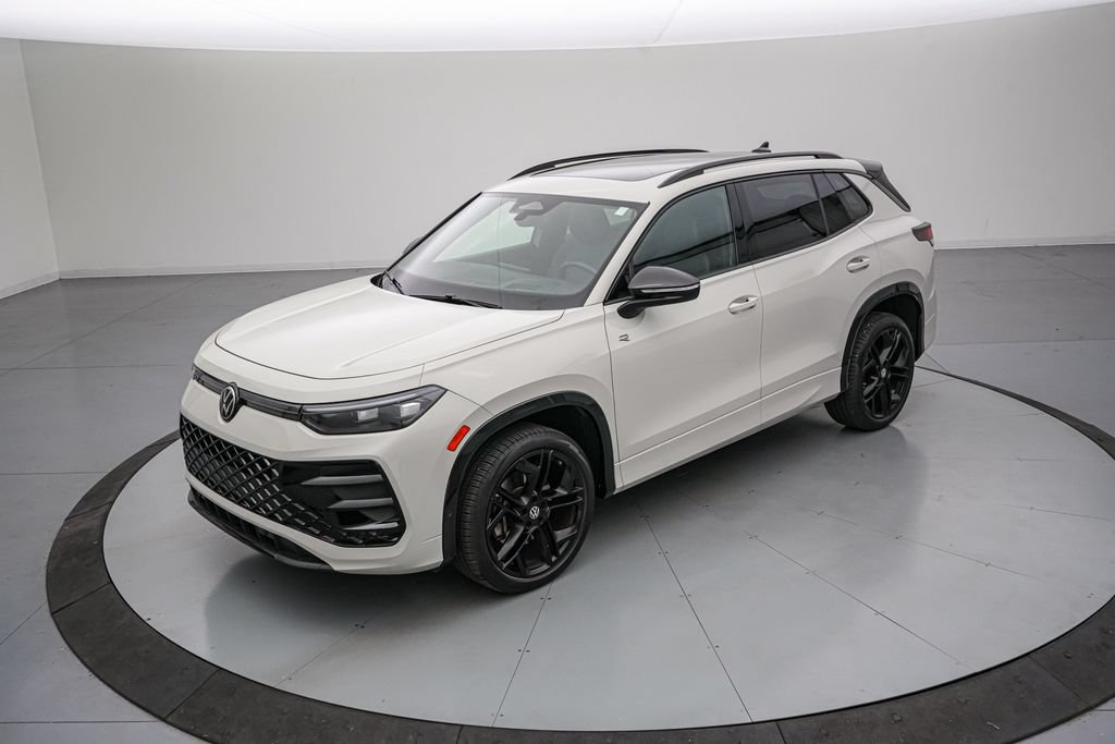 Used 2025 Volkswagen Tiguan SE R-Line AWD/4WD image 8