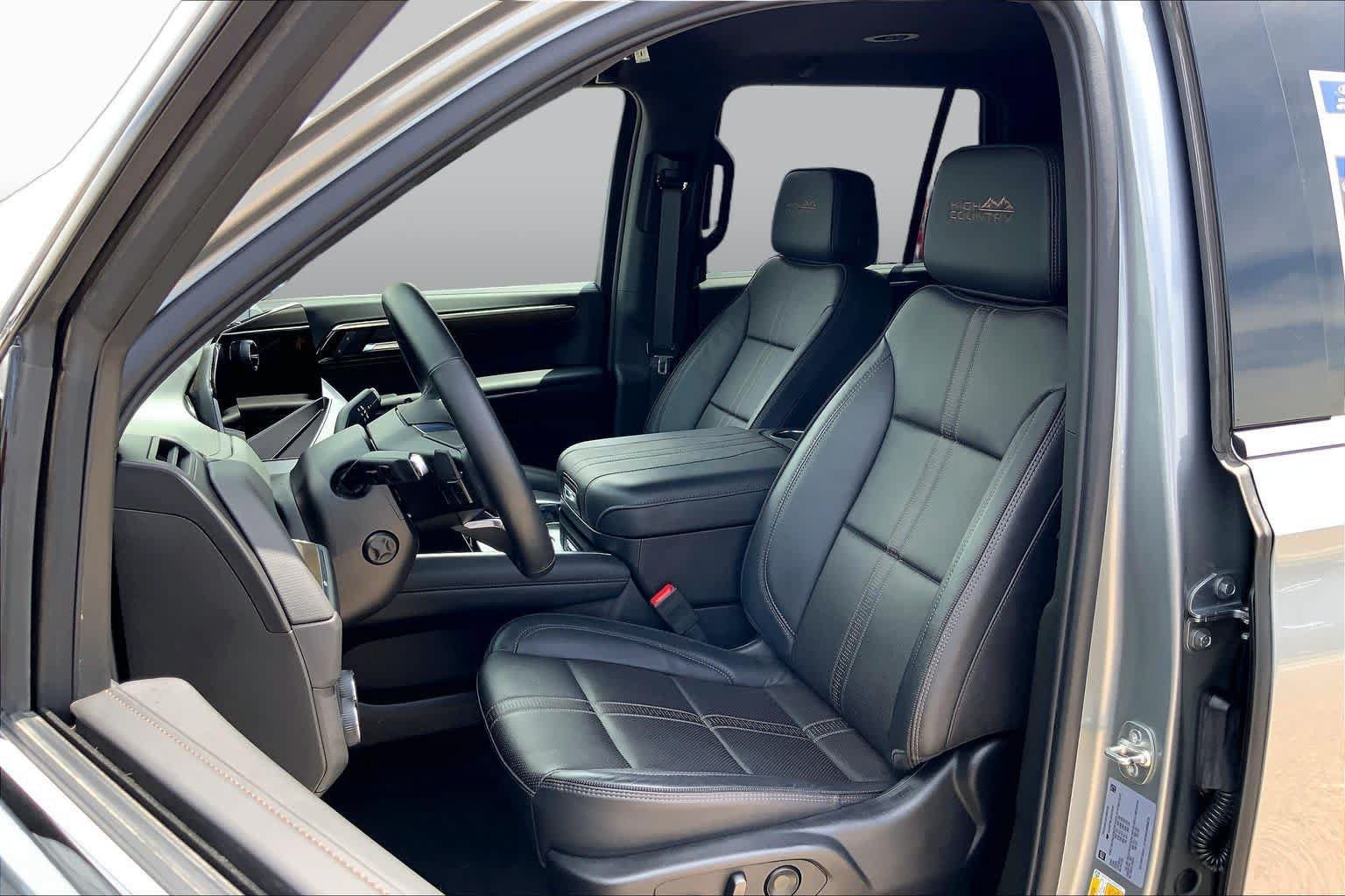 Used 2025 Chevrolet Tahoe High Country AWD/4WD image 15
