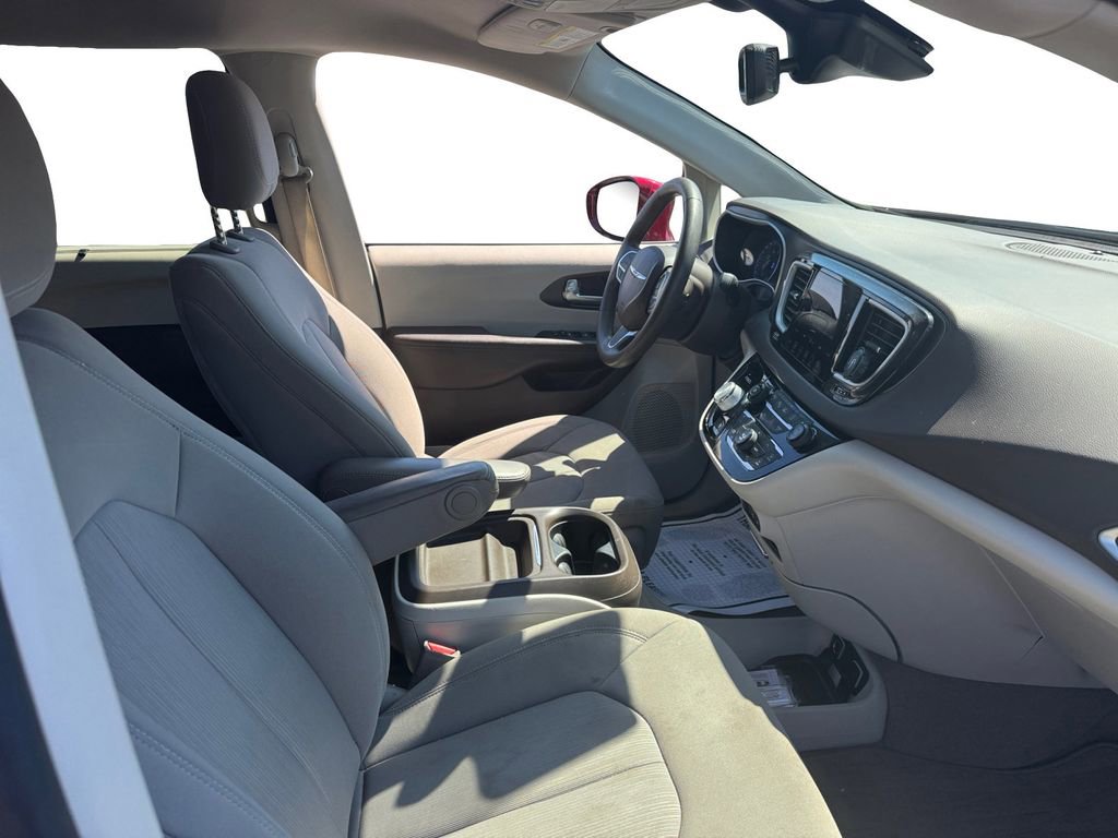 Used 2020 Chrysler Pacifica Touring w/ Advanced Safetytec Group FWD image 18