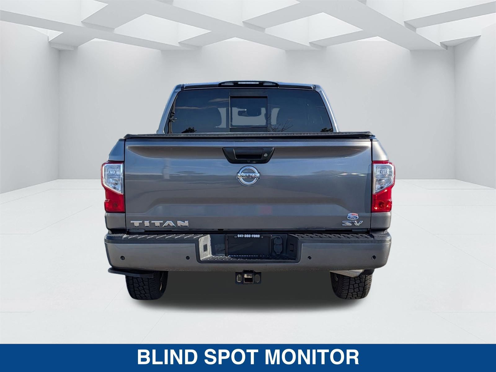 Used 2021 Nissan Titan SV w/ SV Convenience Package image 3