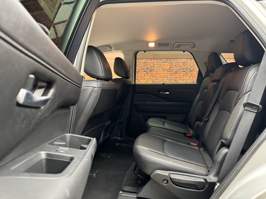 Used 2025 Nissan Pathfinder SL AWD/4WD image 24