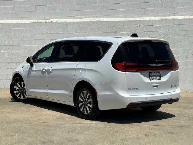 Used 2023 Chrysler Pacifica Touring-L FWD image 4