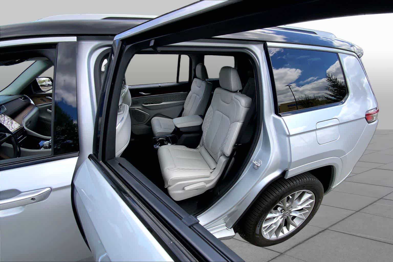 Used 2023 Jeep Grand Cherokee L Summit w/ Luxury Tech Group V AWD/4WD image 32