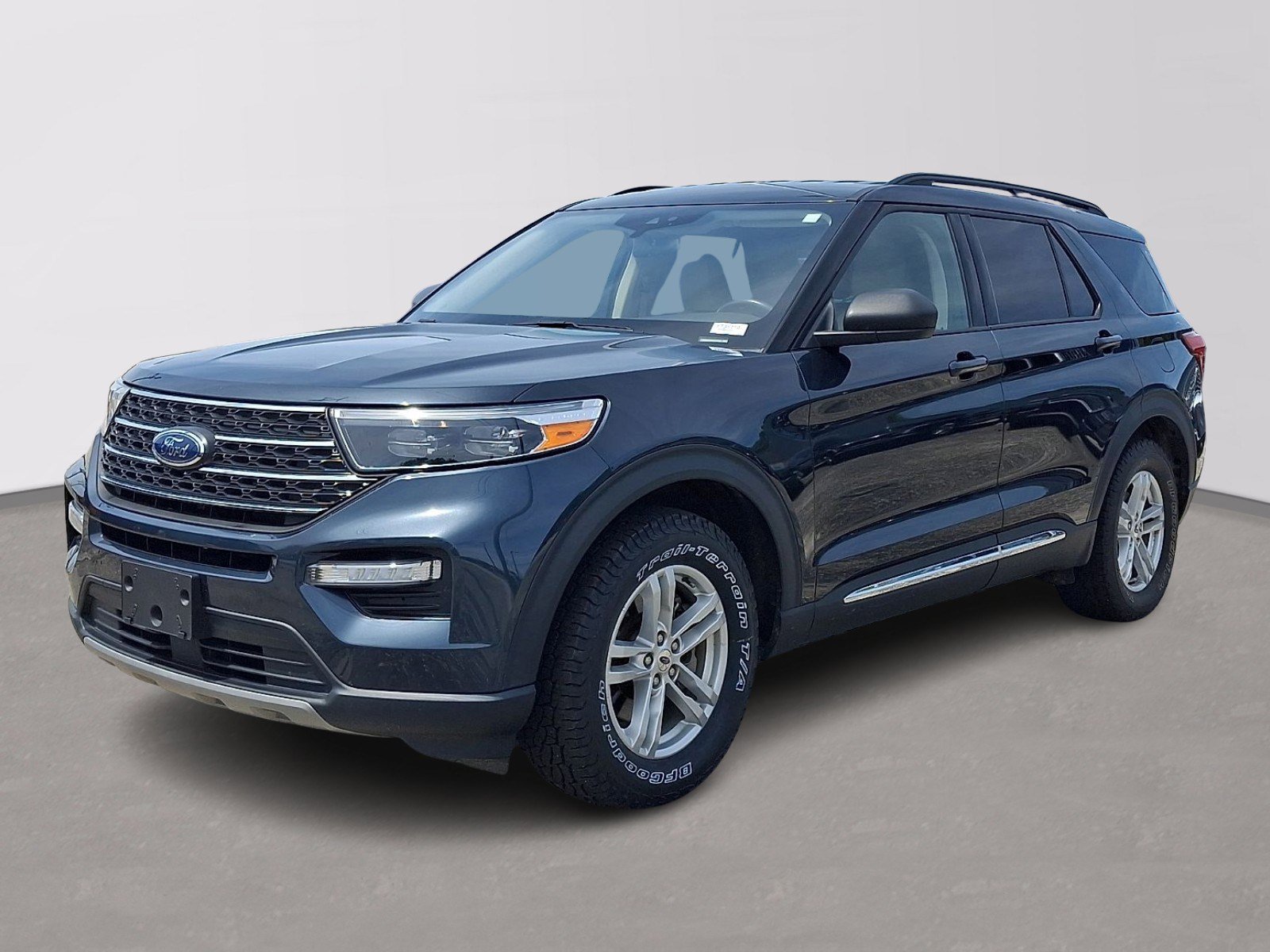 Certified 2022 Ford Explorer XLT w/ Equipment Group 202A RWD image 3